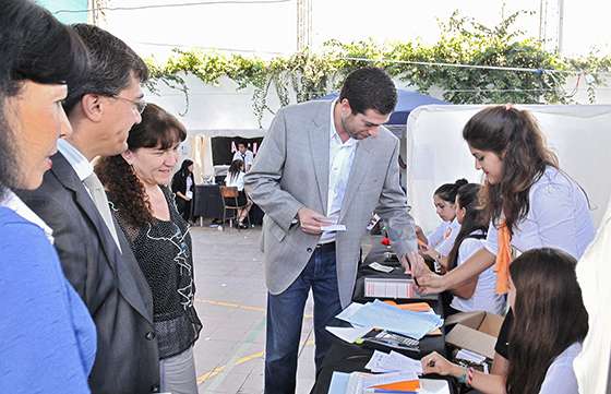 Estudiantes secundarios se capacitan en el circuito del mercado económico