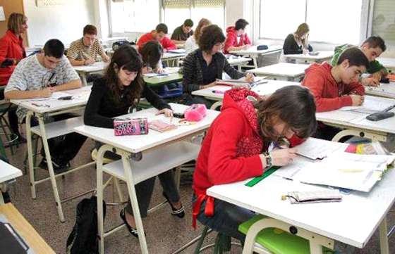 El Gobierno trabaja en el fortalecimiento educativo para que los chicos terminen el secundario