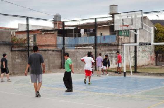 El Consejo Juvenil de Seguridad del barrio El Pilar organiza clínicas de fútbol