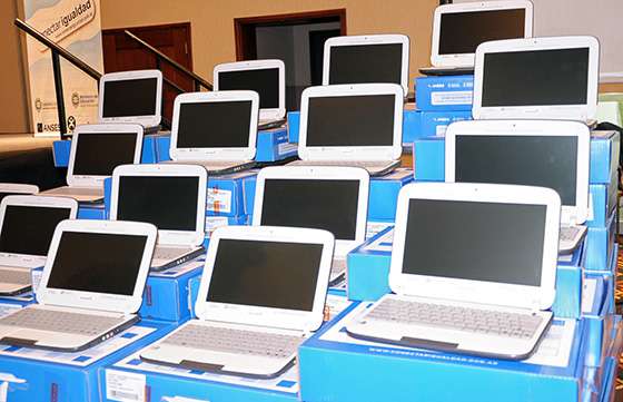 Netbooks para estudiantes del colegio Juan Calchaquí