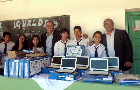 143 alumnos del colegio secundario de Los Toldos recibieron sus netbooks