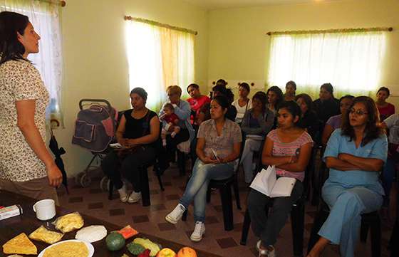 Curso de alimentación saludable en barrio Convivencia