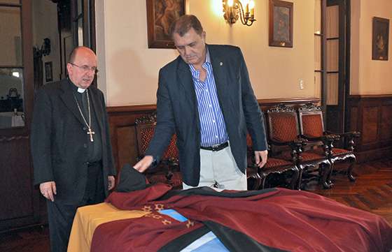 La Catedral y el Arzobispado lucirán nuevas banderas en sus frentes