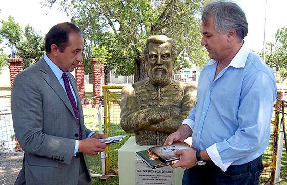 El Gobierno provincial donó un busto del General Güemes a localidad santafesina