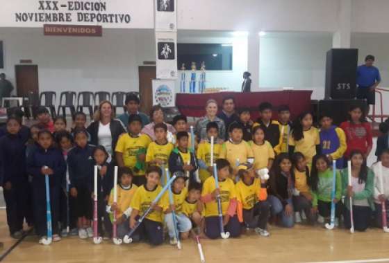Niños del interior se suman a Hockey para Todos