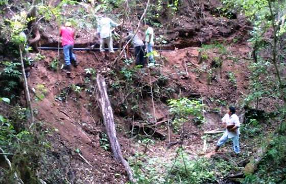 Realizan obras para la provisión de agua en Acambuco