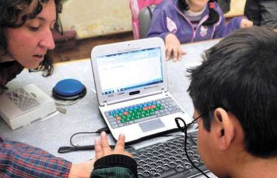Alumnos de la escuela especial Corina Lona recibieron sus netbooks