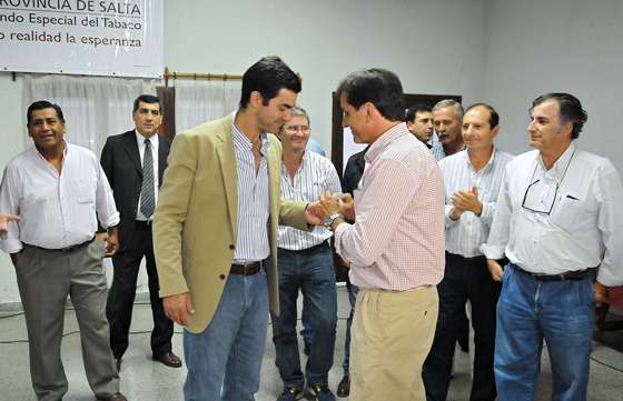 El Gobierno  entregó maquinaria a pequeños productores tabacaleros de Rosario de Lerma