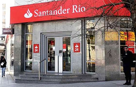 Defensa del Consumidor multó al banco Santander Río
