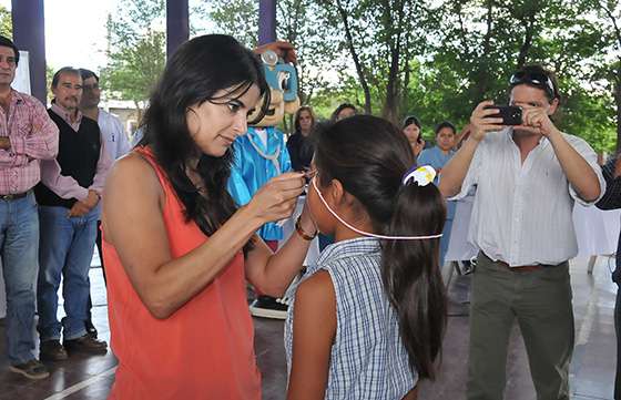 Se hizo entrega de anteojos a niños de Rosario de Lerma