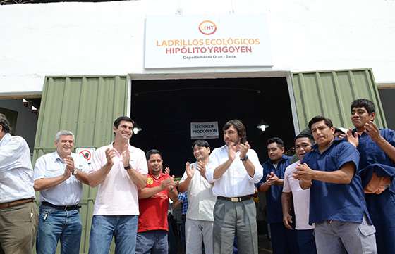 Fue inaugurada en Hipólito Yrigoyen  una fábrica social de ladrillos ecológicos
