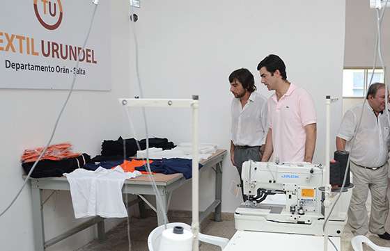 En Urundel se puso en marcha hoy  la primera fábrica textil del pueblo