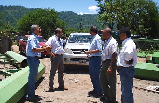 Supervisaron avances de la nueva pasarela peatonal para comunidades originarias de Salvador Mazza