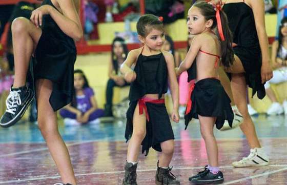 Las escuelas se abren los sábados para que niños y jóvenes hagan deportes y actividades recreativas