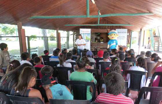 Custodios del agua visita colonias de vacaciones