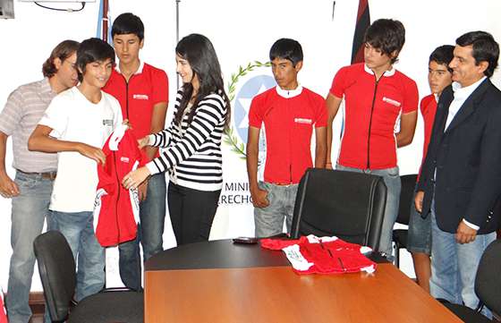 Derechos Humanos entregó indumentaria al plantel salteño de ciclismo