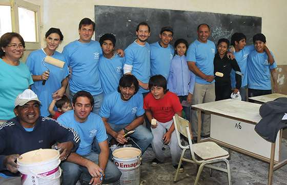 Manos solidarias pintan cuatro escuelas de la ciudad en el marco del programa Colores en mi escuela