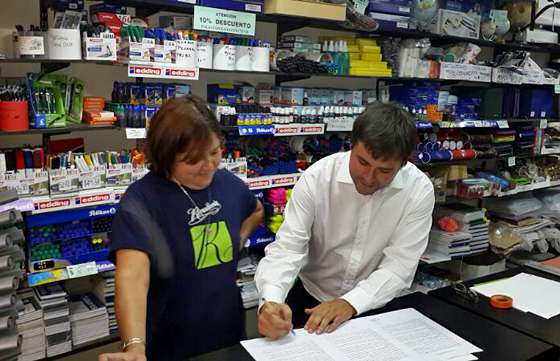 El Gobierno acordó con comercios la canasta escolar