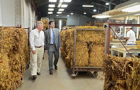Urtubey recorrió las instalaciones de Alliance One en El Carril