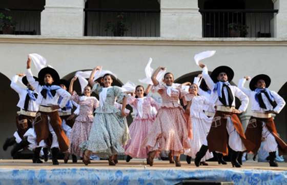La Sinfónica y el Ballet Folklórico se presentan en la plaza 9 de Julio