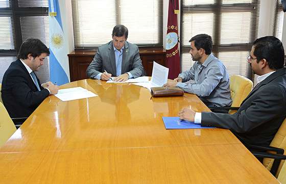 El ministro de Gobierno firmó un convenio con  representantes de supermercados