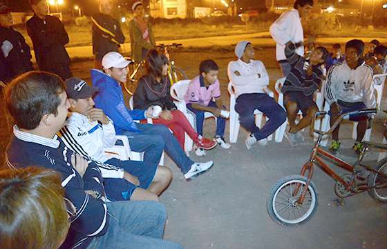 Jóvenes del Consejo Barrial de La Paz pintaron la escuela de barrio Norte Grande