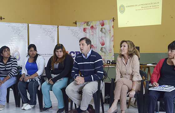 Capacitan a coordinadores de Consejos Barriales sobre trabajo en redes