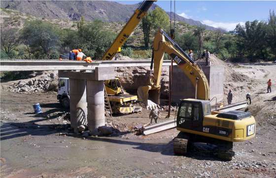 El Gobierno provincial construye en Molinos un puente para vecinos de Hualfín y Tacuil