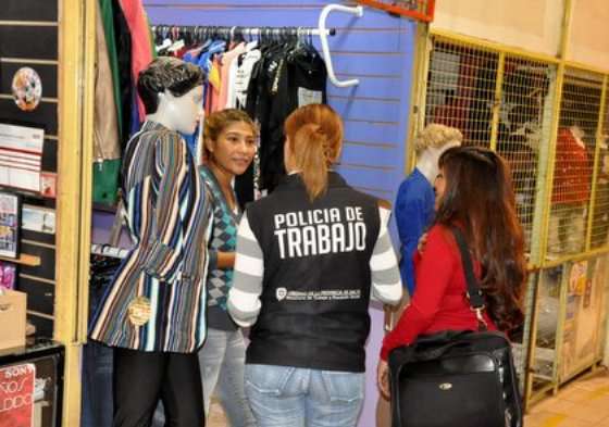 Verifican en una galería comercial del microcentro personal sin registrar