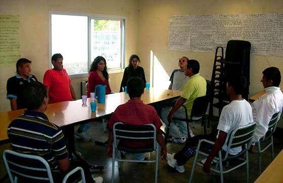 Se dicta un taller de radio para residentes de CEPRIS