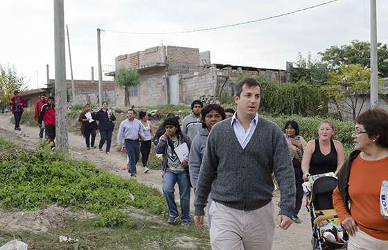 Sylvester recorrió barrios de la zona sudeste