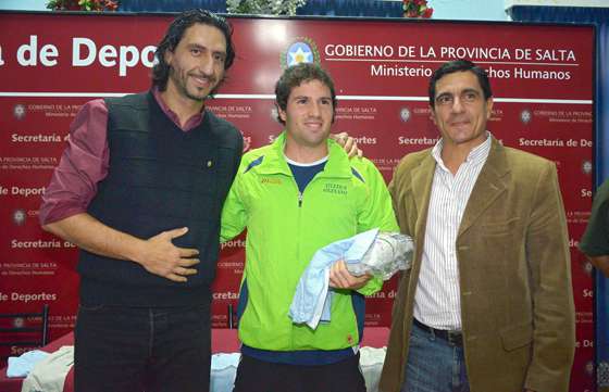 El Gobierno entregó becas e indumentaria a 124 deportistas salteños