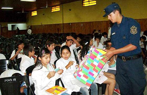 La Policía Comunitaria realiza acciones preventivas con niños del Valle de Lerma