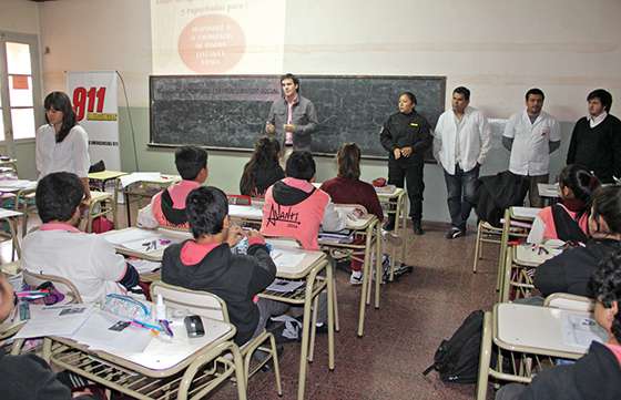 Alumnos de colegios secundarios son capacitados sobre el buen uso del 9-1-1
