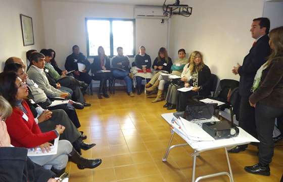 Profesionales se capacitan para ejecutar un programa de prevención del consumo de sustancias