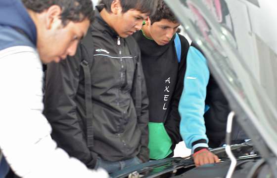 Dos escuelas técnicas recibieron autos donados por la empresa FIAT Argentina ​para su formación profesional