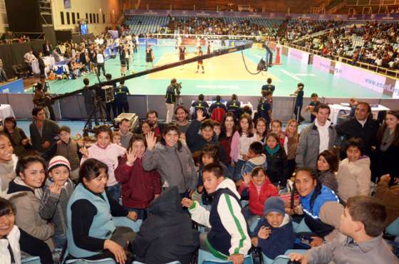 Más de 450 jóvenes de escuelas de vóley de la provincia disfrutaron del triunfo de la selección nacional