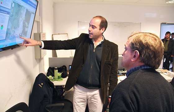El intendente de Vaqueros, Daniel Moreno, visitó el Centro de Coordinación Operativa