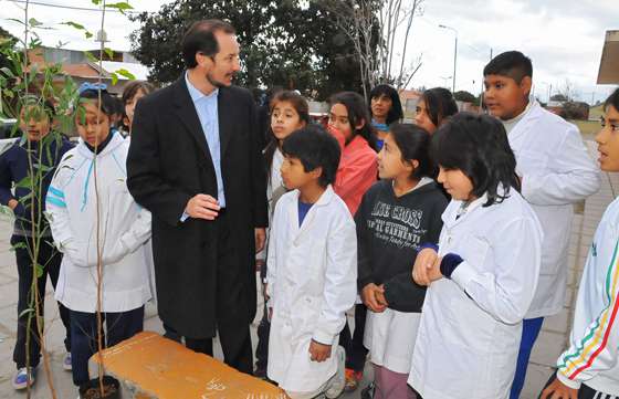 En el Día del Ambiente, los barrios Santa Ana y Miguel Aráoz recibieron ejemplares de árboles
