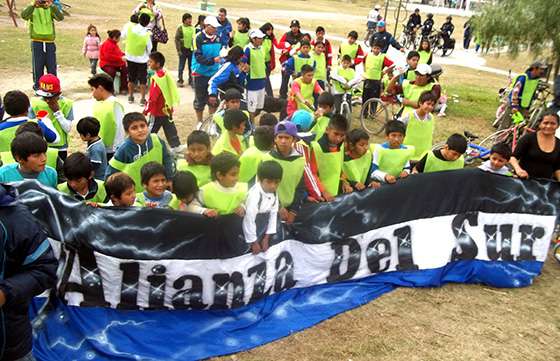 La Policía Comunitaria organizó una bicicleteada por la integración familiar en barrio San Francisco Solano