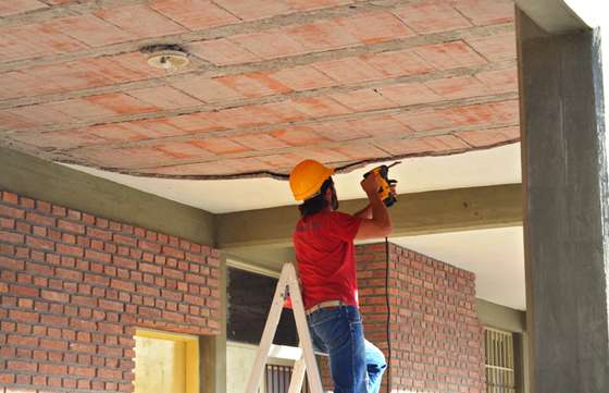 Refacción de cielorrasos en la Escuela Provincia de Salta de barrio Santa Cecilia