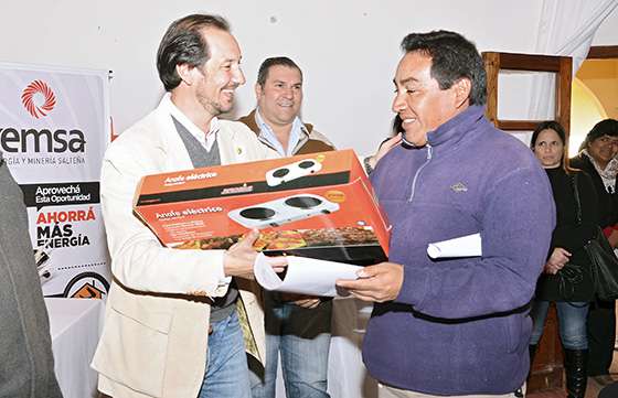 El Gobierno entregó anafes a familias de Guachipas y La Viña
