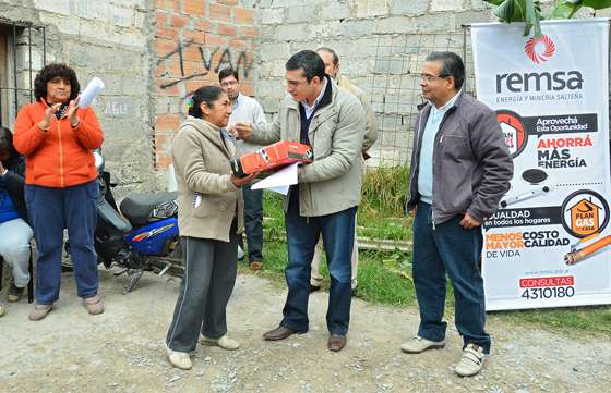 El Gobierno entregó anafes eléctricos a vecinos de barrios de la zona sudeste capitalina