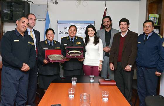 El Gobierno provincial entregó plaquetas de reconocimiento a mujeres policías