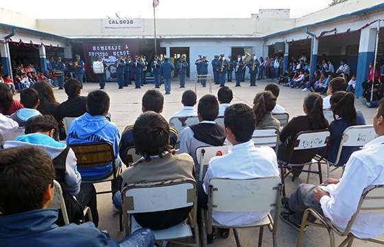 Más de cuatrocientos estudiantes participaron del concierto ofrecido por la banda de música del Servicio Penitenciario