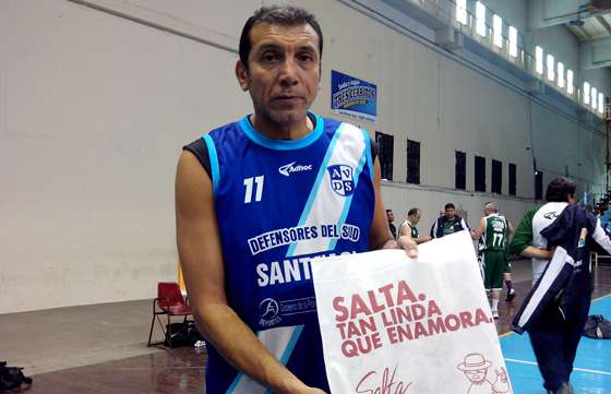Reconocimiento para el ex jugador de básquet Miguel Cortijo