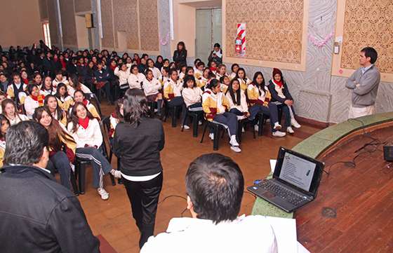 Miles de adolescentes conocieron los beneficios del servicio de emergencia 9-1-1