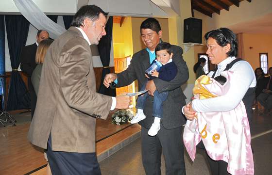 Niños de Salta recibieron el Bautismo Presidencial y Gubernamental