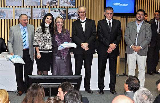 Hogares de ancianos y hospitales de Salta recibirán juegos de sábanas producidos por cooperativas