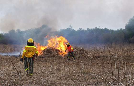 Intenso trabajo para combatir y prevenir incendios en la capital salteña